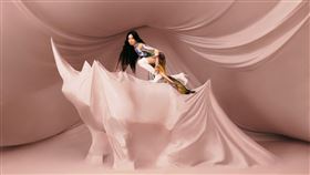 Ella拍攝《BAD HABITS》封面。（圖／勁樺娛樂提供）