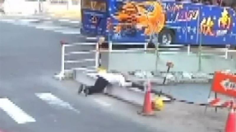 獨／好奇探頭看！阿伯摔坑洞　民眾搬梯救