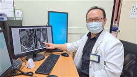 蔡亨政醫師指出卡結石的位置（紅圈處），提醒勿輕忽腰痛發燒。（圖／臺北醫院提供）