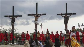 耶穌受難日他被釘上十字架35年 63歲木匠因這件事主動請纓（圖／美聯社／達志影像）