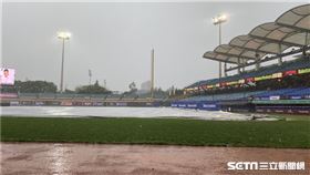 ▲台鋼雄鷹隊史首戰，新莊棒球場因雨延後開賽。（圖／記者張沛嘉攝影）