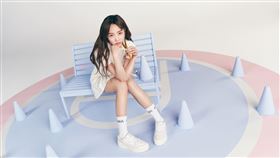 王淨搭配CA PRO復古厚底小白鞋。（圖／品牌業者提供）