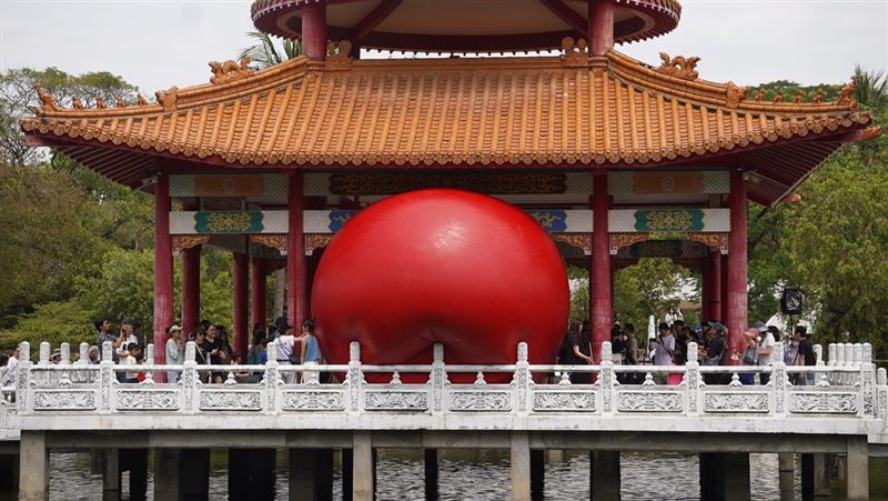 紅球移展台南公園念慈亭　民眾：像大蘋果