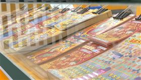 趁人多偷萬元刮刮樂 