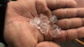 南投仁愛鄉力行產業道路驚傳下冰雹。（圖／翻攝畫面）