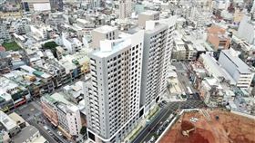 桃園首件公辦都更「中壢中興巷」於3/27取得使用執照，正在進行工程驗收。（圖／住發處提供）