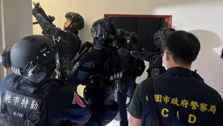 天九牌賭場藏民宅　警破門查扣逾百萬賭資