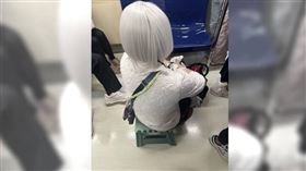 女性乘客坐在自備摺疊式椅子上。（圖／翻攝自爆料公社臉書）