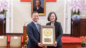 總統蔡英文27日在總統府接見由總會長許玉林率領、僑務委員會委員長徐佳青陪同第31屆亞洲台灣商會聯合總會回國訪問團，歡迎大家從亞洲各地回國訪問，提供政府寶貴的意見。(亞洲台灣商會聯合總會提供)