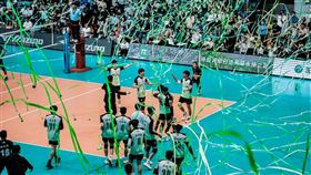 連莊展現其全方位的高實力，以25：22、25：21、25：21直落三擊敗屏東台電拿下總決賽第二勝，成功連霸，成為企排19年總冠軍。(圖／排球協會提供)