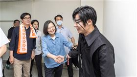▲蔡英文突襲握手「屍妝林昶佐」！他擠笑容尬翻全場：當爸媽看你成發（圖／翻攝自蔡英文臉書）

