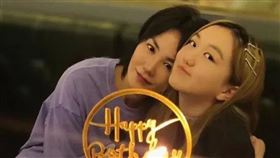 王菲和女兒李嫣。（圖／翻攝微博）