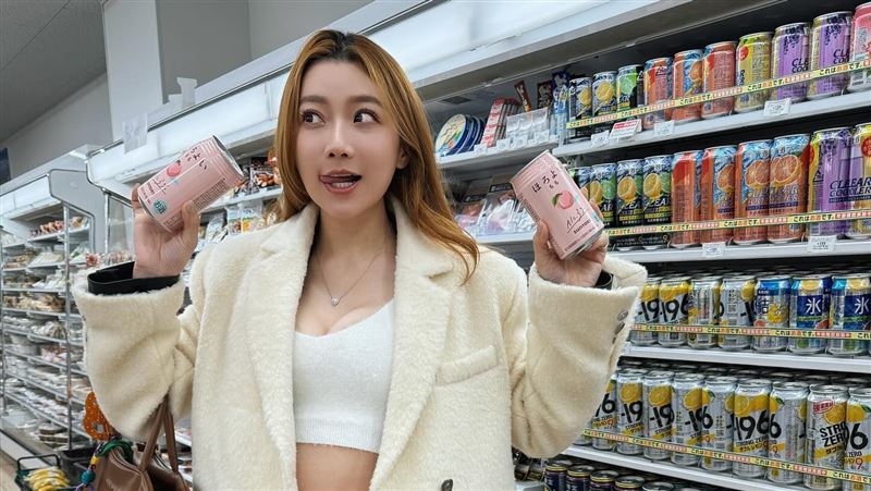 納豆女友依依被疑有孕！三層肉變馬甲線