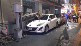 雷雨彈夜襲台中！美髮店招牌掉落砸2車