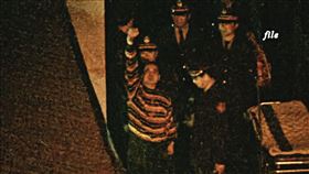 劉煥榮走進刑場前握拳舉手大喊：「中華民國萬歲！我對不起國家！對不起社會！」（圖／鏡週刊提供）