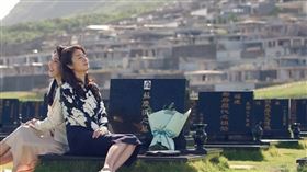 北海岸山頭擁有一片片整齊劃一的私人墓園面向大海，業者重金布置園區，讓墓仔埔成為平易近人的休憩地點。圖為台劇《華燈初上》至金石園取景。（圖／翻攝自金石園臉書）