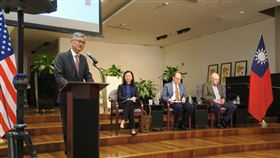 駐紐約辦事處長期許台美深化關係  維護區域和平駐紐約辦事處長李光章（左）近期接受美媒專訪，期許台美在台灣關係法架構下深化夥伴關係，共同維護區域和平。圖為1月30日李光章出席辦事處活動。中央社記者尹俊傑紐約攝  113年4月1日