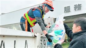 使用透明塑膠袋盛裝回收物，以避免看不清內容物。（圖／新北環保局提供）