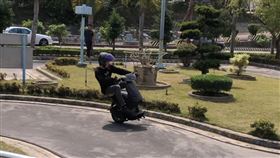 彰化，駕訓班，騎孤輪機車，逆向、Ｓ彎道，騎士炫技身分曝，安倍優。（圖／翻攝自安倍軍團臉書）