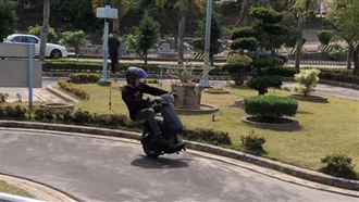 騎「孤輪」車狂飆駕訓班　炫技男子身分曝