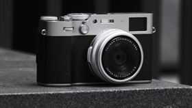 恆昶實業宣布，X100VI將於明（4/2）中午13:00之後，全台各經銷通路陸續上架，建議售價為新台幣51,800元。（圖／翻攝自）