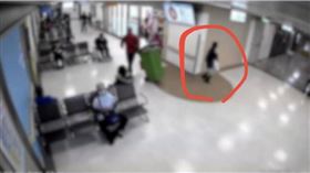 北市中正二分局日前獲報有老婦遺失癌症用藥而心急如焚，警方也火速調閱監視器畫面，循線逮獲誤拿的林姓男子，成功尋回包包。（圖／翻攝畫面）