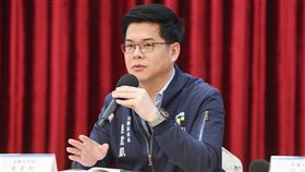 寶林茶室案 北市記者會說明（2）台北市政府31日下午舉行「寶林茶室食物中毒案進度說明」記者會，法務局長連堂凱（圖）出席表示，4月1日上午將邀請大食代、新安東京到法務局開會，確定新安東京的保單是否包含寶林營業行為。中央社記者裴禛攝 113年3月31日