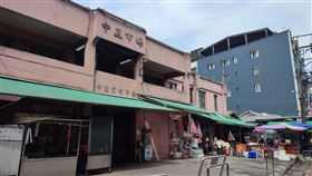 新北市汐止區中正公有零售市場因建物老舊，出現鋼筋外露等情況，涉及公共安全隱憂，新北市府預計透過都市計畫變更，原址重建為多功能複合式市場，並將無使用需求部分檢討變更為住宅區，未來可與周邊私有土地合併開發。新北市城鄉發展局表示，該都市計劃預計4月1日起公開展覽30天，4月17日舉辦說明會。