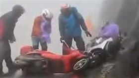 鋒面過境，下冰雹，機車環島，合歡山遇強風，重機如骨牌被吹倒(圖／翻攝自騎車環島趣臉書)