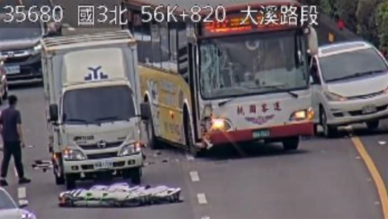超扯！國道上有「衝浪板」害5車連環撞