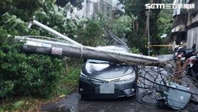 北市中社路一段11巷31弄內電線桿倒塌。（圖／翻攝畫面）