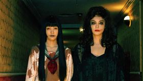 張榕容（右）在《鬼才之道》飾演過氣厲鬼天后帶領菜鳥鬼王淨陰間爭霸。（圖／牽猴子提供）