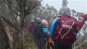 女山友攀登六順山脫隊失聯  搜救隊上山搜尋52歲殷姓女山友3月27日攀登六順山後即脫隊失聯，花蓮縣消防局組成搜救隊上山搜尋多日，1日中午在六順山頂附近一處山坳處發現殷女，除了身體虛弱外沒有大礙。（花蓮縣消防局提供）中央社記者李先鳳傳真  113年4月1日