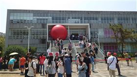 紅球台南移展成大未來館（2）紅球台南歷史街區策展行動1日移展國立成功大學未來館，湧入大批人潮在不同角度取景拍照。中央社記者楊思瑞攝  113年4月1日