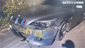 桃園郭男駕駛BMW撞進騎樓，造成機車毀損後肇事逃逸。（圖／翻攝畫面）