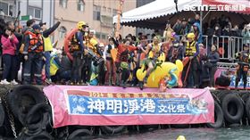 阿白為了體驗百人跳港，請潛水教練帶領一起參與（圖／寶島神很大）