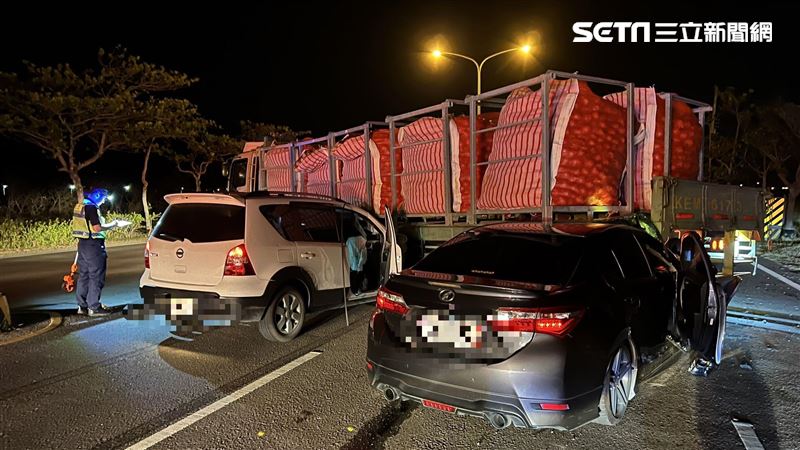 新／屏東2轎車追撞貨車　1男3女送醫救治