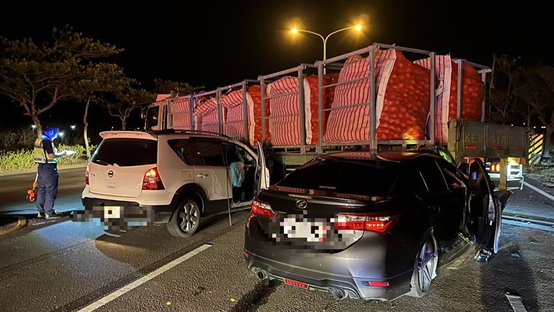 台26線滿載洋蔥貨車　遭2車追撞釀4傷