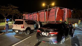 台26線滿載洋蔥貨車　遭2車追撞釀4傷