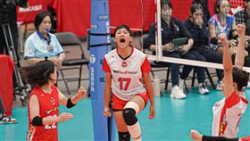 挑戰者極速超跑火力全開，終以24：23、25：16、25：16擊退去年冠軍臺北鯨華，首度成為企排總冠軍。（圖／排球協會提供）