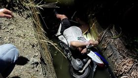 高雄騎士看到鬼慘摔溝。（圖／民眾提供）