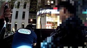 新北市蘆洲區長榮路上今（2日）一名男子因租車糾紛至派出所報案，員警竟發現男子身上攜帶著二級毒品安非他命，甚至發現了西瓜刀1把、手銬1副、空氣槍1把及二級毒品安非他命。（圖／翻攝畫面）