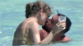 泰勒絲和男友凱爾西在海邊約會。（圖／美聯社／達志影像）