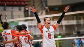 極速超跑企排奪冠  陳怡如退役沒有遺憾企業19年排球聯賽女子組總冠軍賽1日在台大體育館舉行，極速超跑勇奪隊史首冠，陣中資深球員陳怡如（右）透露，將不帶遺憾退役。（中華民國排球協會提供）中央社記者陳容琛傳真  113年4月1日