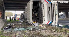 中油油罐車下交流道失控　撞壁側翻倒地（圖／翻攝畫面）