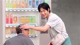 鄭運鵬（左）與兒子德德同台（圖／翻攝自臉書）