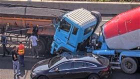 國道3,追撞,大溪,砂石車,水泥車（圖／翻攝自高速公路1968,記者爆料網）