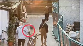 45歲詹男、46歲張男假裝被騎士碰掉手機強索錢財。（圖／翻攝畫面）