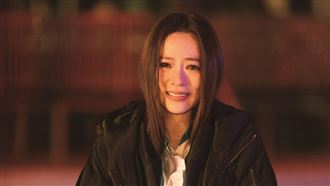 高宇蓁跪倒路邊哭喊！驚見愛女送上救護車