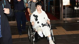 周思潔坐輪椅現身法庭　怒告小蟲：心虛了